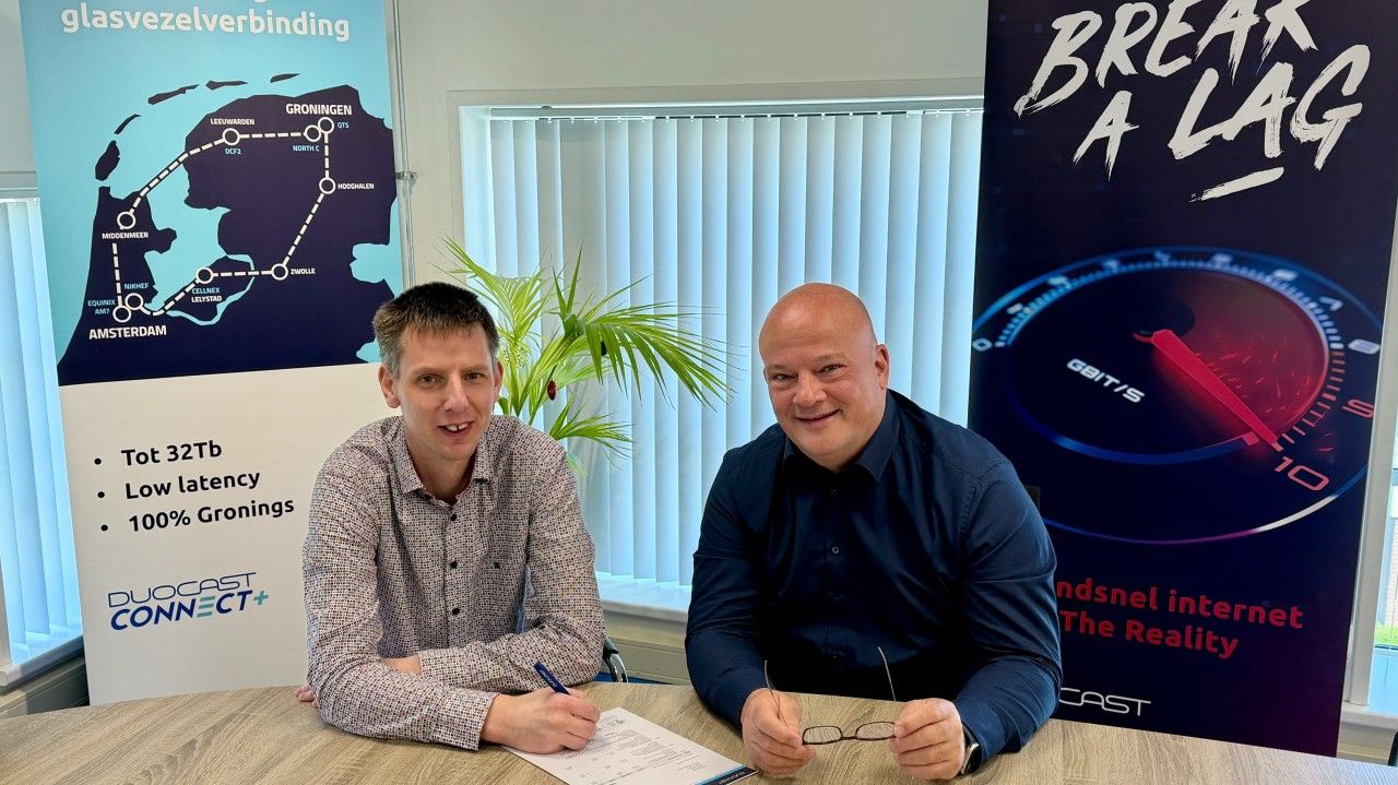 Wouter Hage (bestuurslid Stichting The Reality) en Robin Verlangen (commercieel directeur Duocast) zetten hun handtekening onder de verlengde samenwerkingsovereenkomst.