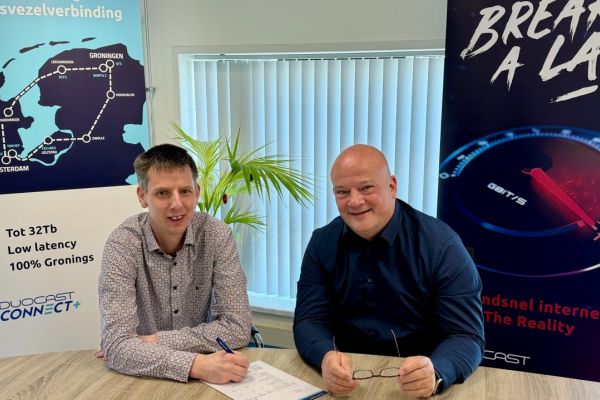 Wouter Hage (bestuurslid Stichting The Reality) en Robin Verlangen (commercieel directeur Duocast) zetten hun handtekening onder de verlengde samenwerkingsovereenkomst.
